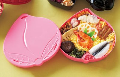【岡山県】桃形の容器も具材も賑やか。ハレの日のご馳走を弁当に 桃太郎の祭ずし