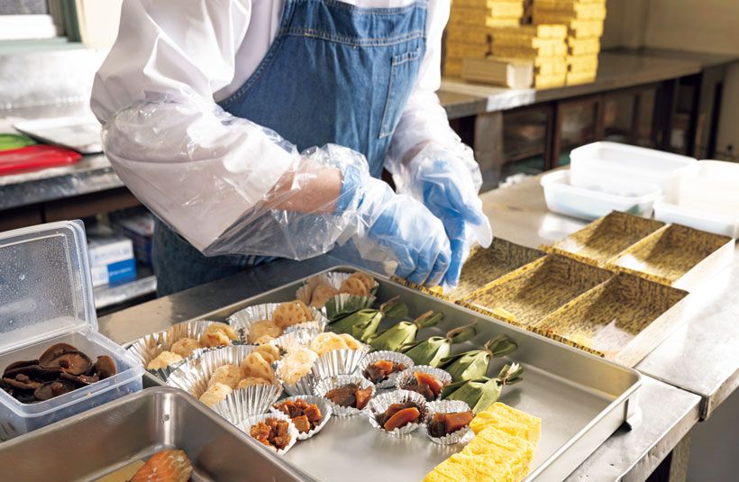 おかずを手際よく詰める。米にうるさい地元客も多く、炊飯には気を配るそう。