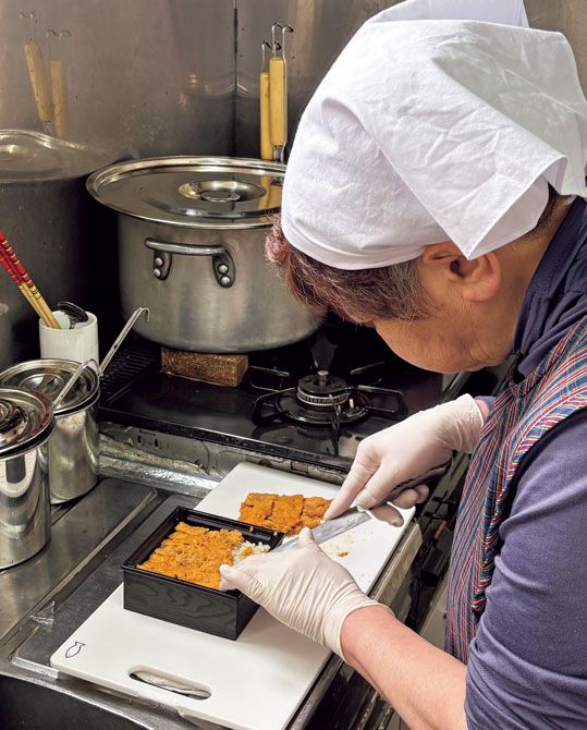 ご飯に蒸しうにを手作業でのせる。1日20個限定のため幻の駅弁と呼ばれるが、予約すれば確実に入手可。水曜定休。