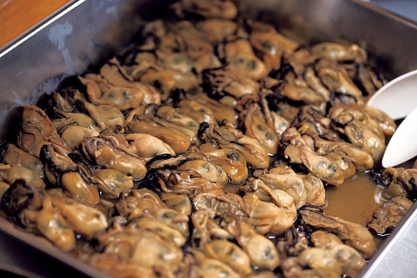 かきの身は、湯がいてから醬油、酒、砂糖などで甘めの味に煮含める。