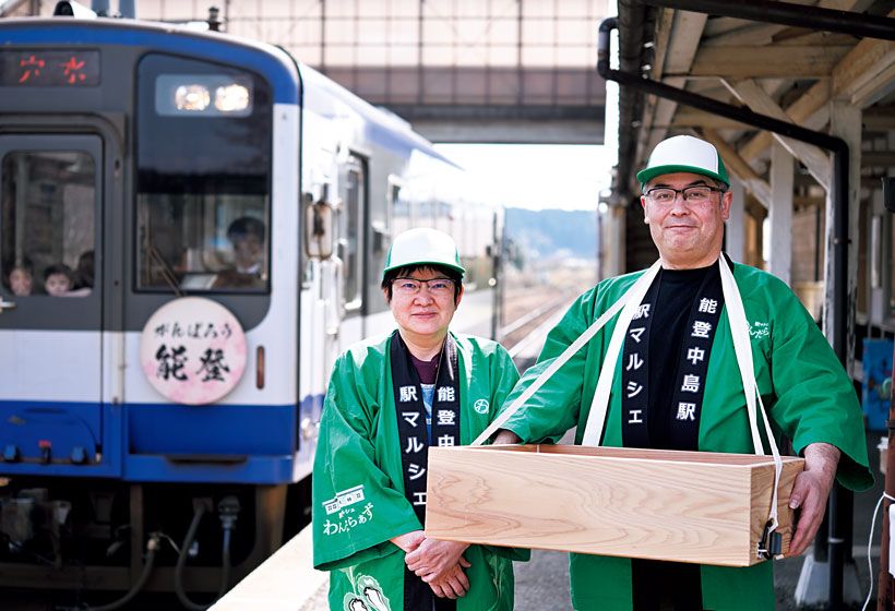 列車到着時にはホームに出て立ち売りも行う井田幸長さんと淳子さん。