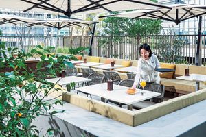 ペット同伴可のテラス席も。朝食からバータイムまで楽しめるオールデイダイニング