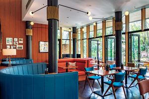 庭園を望む開放的な店内で、心安らぐティータイムを