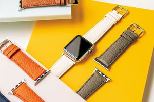 「カミーユ・フォルネ」より、希少な牛革を使ったアップルウォッチストラップが登場