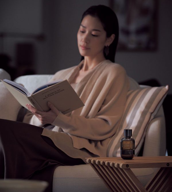 カーディガン46万3100円　タンクトップ7万4800円スカート31万5700円　ピアス36万8500円　クッション14万5200円／すべてブルネロ クチネリ（ブルネロ クチネリ ジャパン）