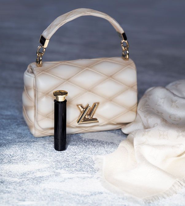 バッグ94万500円　スカーフ9万5700円／ともにルイ・ヴィトン（ルイ・ヴィトン クライアントサービス）