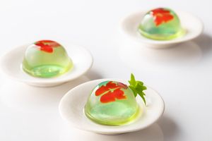 ゆらりと涼しげに泳ぐ、可愛らしい金魚。初夏を感じる爽やかな和スイーツ