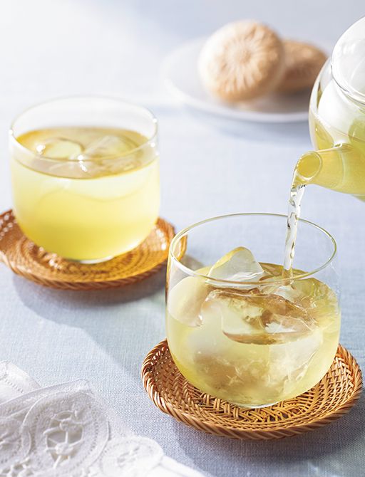 「水出しや氷出しでもお茶のうまみや甘みを十分に感じることができます。家族との食事の際など、多めに欲しいときは水出しを選ぶことが多いです」と板取さん。あんこたっぷりの最中を添えて。