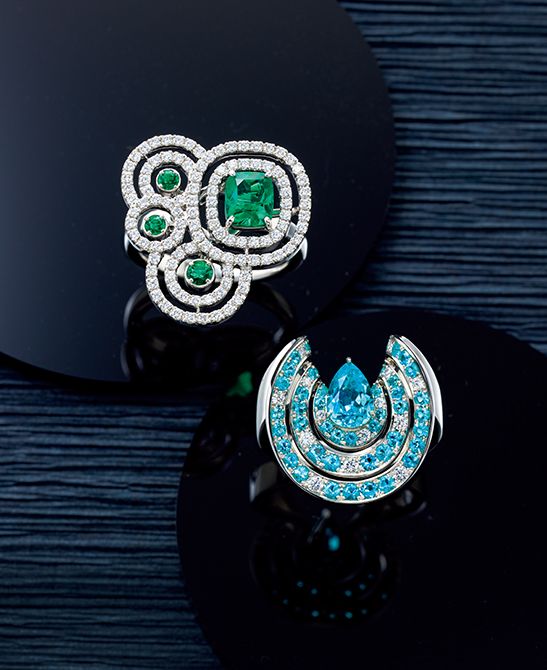 上・緑雨――新緑の季節に若葉を濡らして降る雨 に着想を得たリング。エメラルドをリズミカルに 配し、ダイヤモンドで囲んだデザインが指先を軽 やかに彩ります。リング「WA美」(Pt×エメラルド× ダイヤモンド)605万円　下・天色――晴天の清々 しい空を、パライバトルマリンの鮮やかなブルー で表現。立体感のあるデザインで、太めのシャン クも安定感があります。