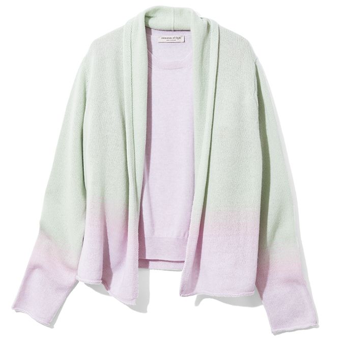 「ジョンストンズ オブ エルガン」のクルーネックニットとカーディガン