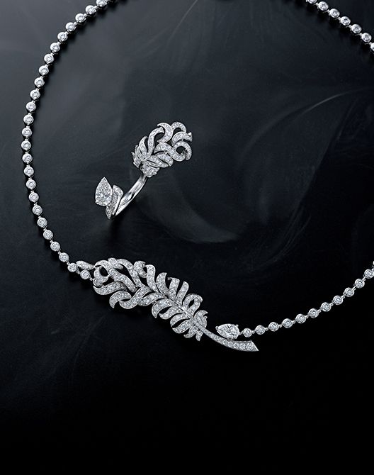 メゾンの美学を継承する「シャネル」の羽根モチーフ