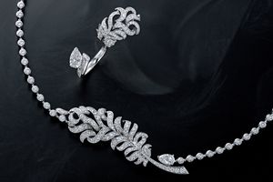 羽根モチーフをダイヤモンドのみで大胆に表現したシャネルの新作【ジュエリー見聞録】