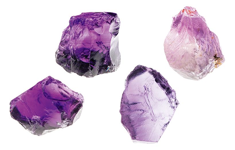 アメシストの原石。淡い紫のグラデーションや赤みのある紫、青紫など、色のバリエーションは見事に花菖蒲と重なる。
