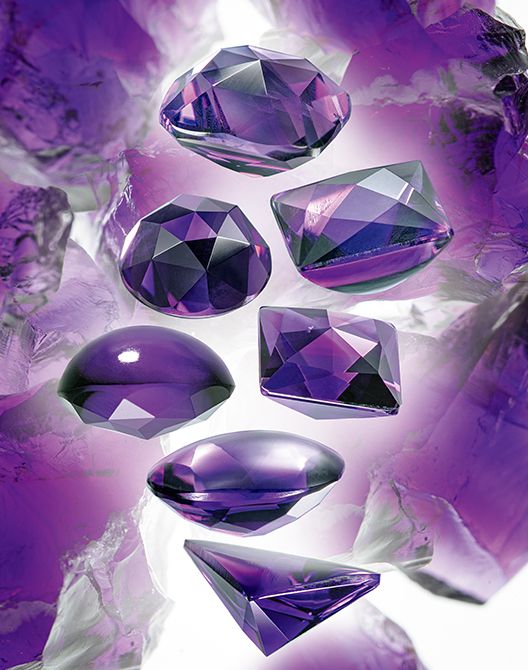 原石を見極め、その潜在力を存分に引き出したアメシストの数々。産出量が多い分、さまざまなスタイルにカットされ、輪郭や面の取り方にも自由度が高いのも魅力。
