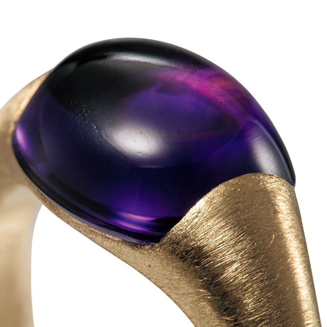 カボションカットを施した濃い紫色のアメシストはザンビア産。マット仕上げの貴金属部分と一体化した日常使いしやすいデザイン。リング（アメシスト3.20ct×YG）28万6000円／カイエ