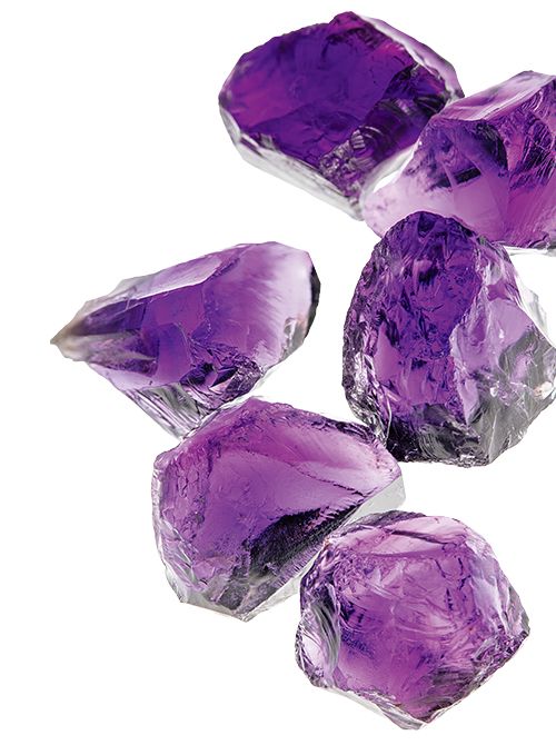 アメシストは水晶（クォーツ）の一種で、和名は紫水晶。モース硬度7はトルマリンやガーネットと同程度。2月の誕生石としても知られている。