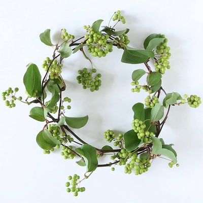 サンキライのつるを利用したリースはナチュラルな印象でとても爽やか。つるを巻いたサークルをよくご覧ください。きれいな円になっているでしょう！あちこち向く葉やサークルからはみ出す実の動きも楽しい！洋風のインテリアだけでなく、和室にも合うテイストだと思います。