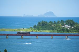 車窓に広がる青い海と、丹後の海の幸が楽しめる「丹後くろまつ号」