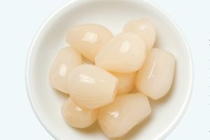 カレーの付け合わせだけではもったいない！梅雨の冷え対策に「らっきょう」を〔久保奈穂実さんのおいしい漢方レシピ〕