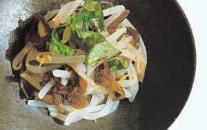 梅雨時の養生。湿度が高い時季にこそ、ネバネバ食材がおすすめの理由とは？〔久保奈穂実さんのおいしい漢方レシピ〕