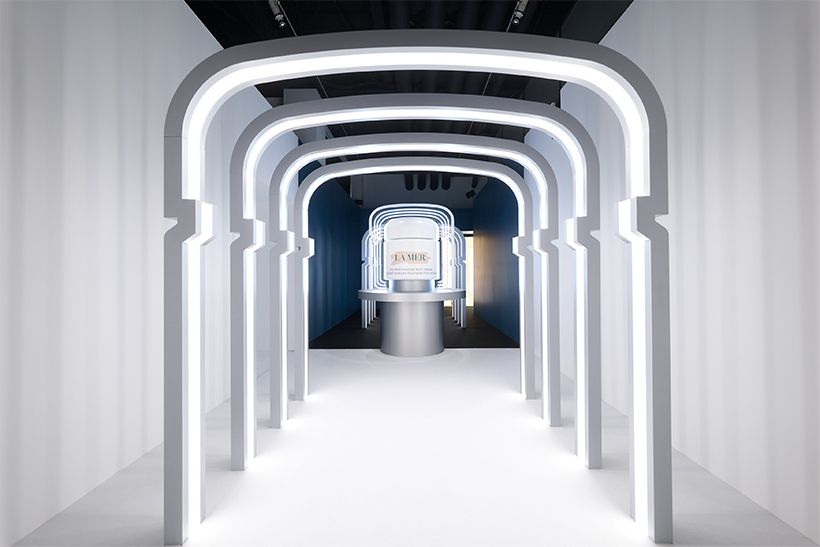 エントランスには、ラ･メールを代表するエイジングケア クリームの世界へ誘うオブジェがお出迎え。