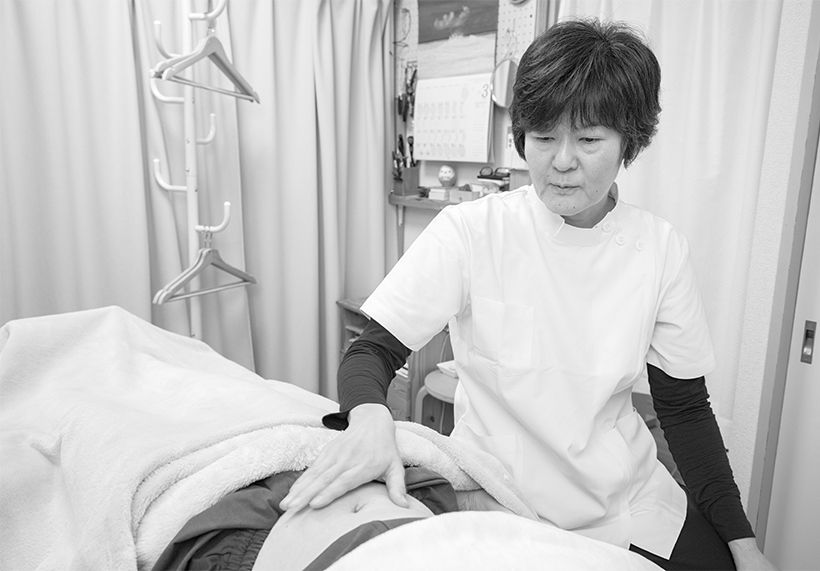 つらい症状が出ている胃腸の部分だけでなく、全身を軽くマッサージしながら触診によって体の違和感や反応点を丁寧に探っていく。