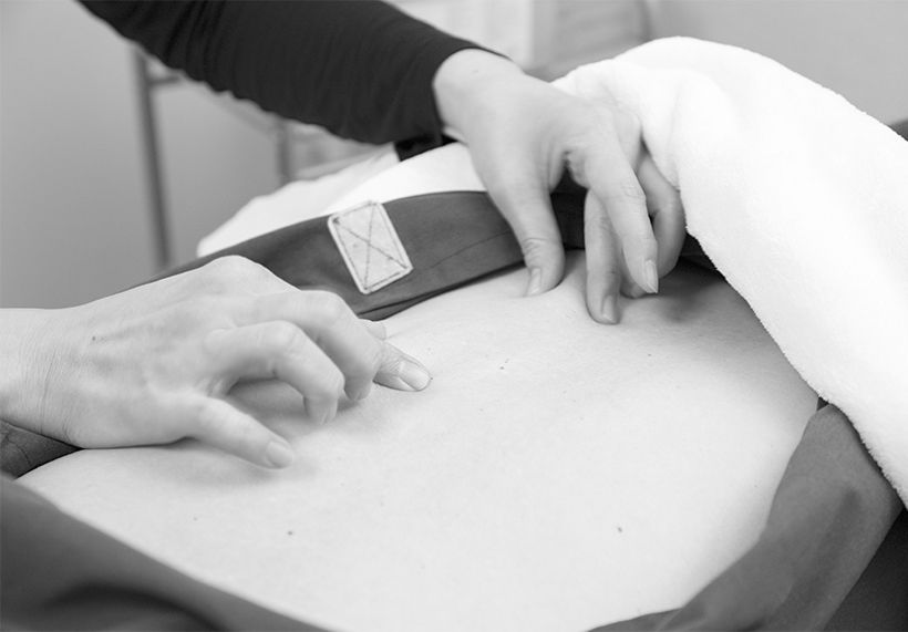 胃の施術に使う定番の経穴「胃の六つ灸」（背中）も触診で反応があれば鍼をすることが多い。