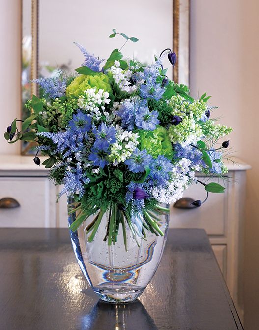 使用花材/ライラック、ニゲラ「ミスジーキル」、リシアンサス「アンバーダブルモヒート」、クレマチス「篭口」、ブルーレースフラワー「ピュアレディ」、染めのアスチルベなど。