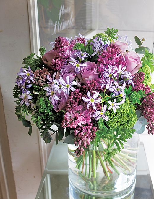 使用花材/ライラック、バラ「ライラッククラシック」、リューココリーネ「ジャパンブルー」、ローズゼラニウム、ビバーナム・スノーボール、ユーカリなど。