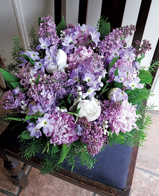 藤野幸信さんのブーケ＆アレンジ「初夏の花木」を飾る。ライラックの