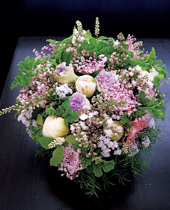 使用花材/ライラック、シャクヤク「氷点」、リシアンサス「ボヤージュ ブルーシェイク」、ブルーレースフラワー「ラッキーレディ」、スターチス「シースルーホワイト」、ヒメリョウブ、ビターチョコレートゼラニウムなど。