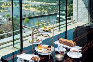 皇居外苑の緑を望みながら、フレンチシェフのアフタヌーンティーを堪能