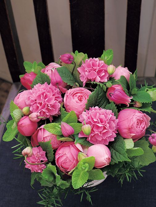 使用花材/アジサイ「茜雲」、バラ「シルバピンク」、クレマチス「天使の首飾り」、アップルミント、グリーンフレークゼラニウムなど。