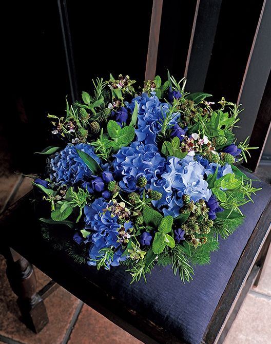 使用花材/アジサイ、リンドウ「ながの超極早生」、ミルトニジウム「クレオズプライド」、ブラックベリー、アップルミント、ローズマリーなど。