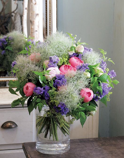 Bouquet ボリューム感のあるシャクヤクをスモークツリーが軽やかに見せる