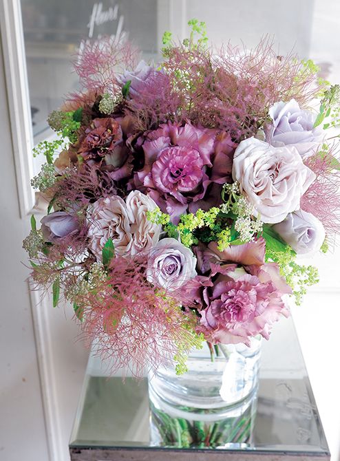 Bouquet 同色のスモークツリーとリシアンサス。上品で幻想的な雰囲気のブーケに