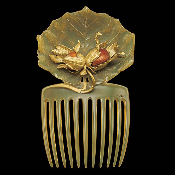 素材：ゴールド、角、ヘーゼルナッツ 製作年：1900年頃 製作国：フランス