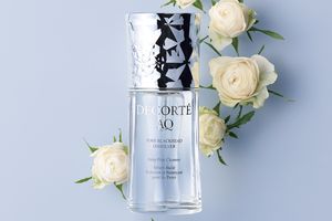 「コスメデコルテ」が、毛穴の開きや黒ずみ悩みに最終回答。古い角栓を根もとから溶かし出す