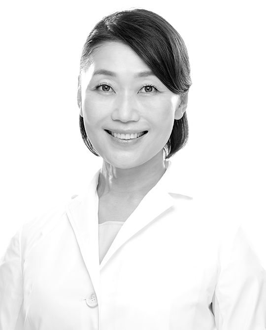 なかむら・かくこ　整形外科医、医学博士、スポーツドクター。横浜市立大学医学部卒業。同大学附属病院等を経て、2014年に開業。「健康であることは美しい」をモットーに、長年の臨床経験から老若男女を問わず安心して取り組める独自のエクササイズを提案。著書多数。『大人のラジオ体操』（講談社）はシリーズ累計83万部を超えるロングベストセラー。