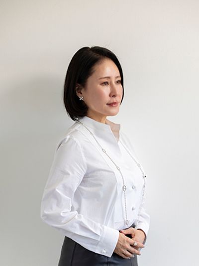 食空間プロデューサー/テーブルスタイリスト。早稲田大学第一文学部卒業。イギリス留学にてテーブルコーディネートを学び、帰国後、百貨店やギャラリー、テーブルコーディネートフェスティバルなどでのイベントやトークショー、スタイリング、セミナーのほか名窯ブランドのスタイリングを多数手がける。学IWATAYA講師。福岡在住。