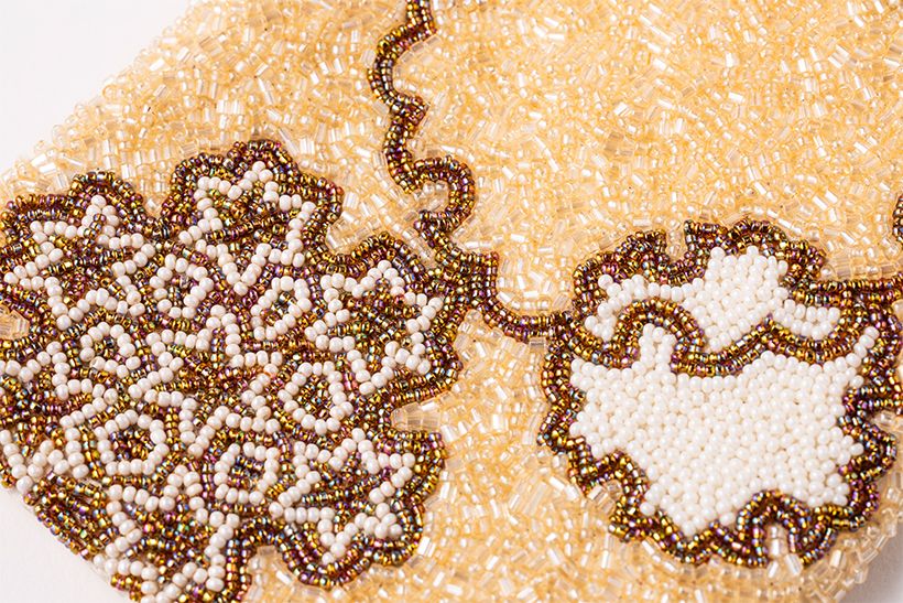 ニュアンスのある色調のビーズをセレクト。