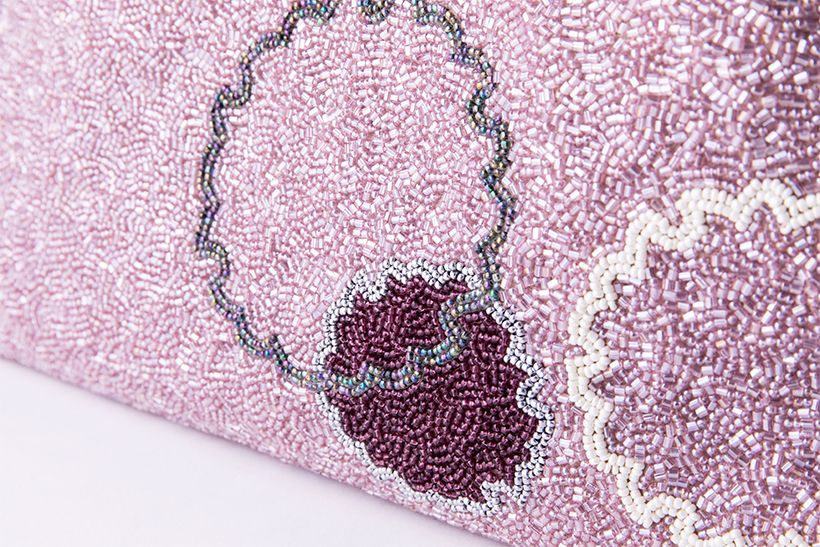 最大限に美しく煌めくように、ひと針ひと針丁寧に仕上げられています。