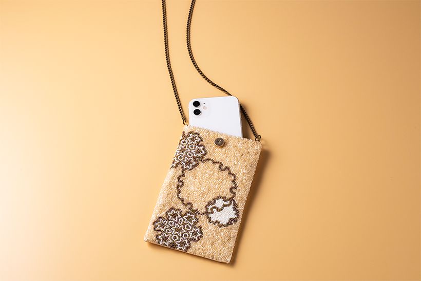 携帯ショルダー 雪輪(約横12×縦19×厚さ0.5㎝、チェーン約125㎝、背面ポケット深さ約11.5㎝、内ポケットあり)1万9580円/ニナ バッグズ