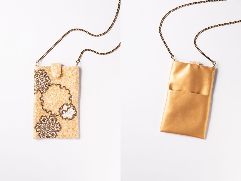 左が表面、右が裏面。アンティークゴールド風のチェーン付き。開閉部にはスナップがついています。
