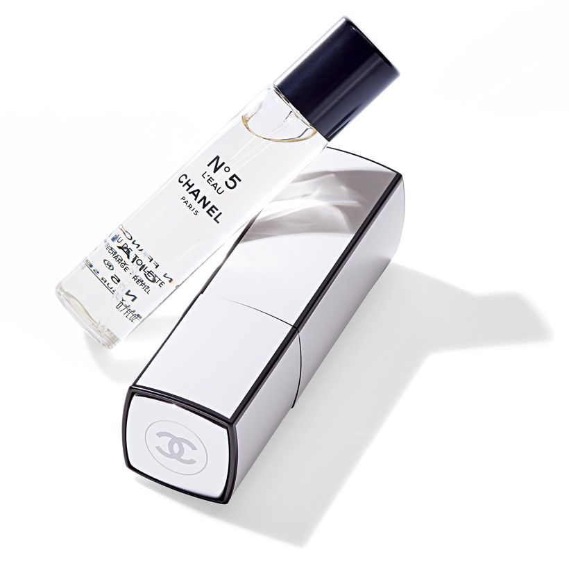 キャップをひねるとスプレーが現れる、スマートなコンパクト設計。各香りで異なるカラーとデザインが揃います。シャネル N°5 ロー ツィスト＆スプレイ 20ミリリットル×3 2万1120円／シャネル カスタマーケア