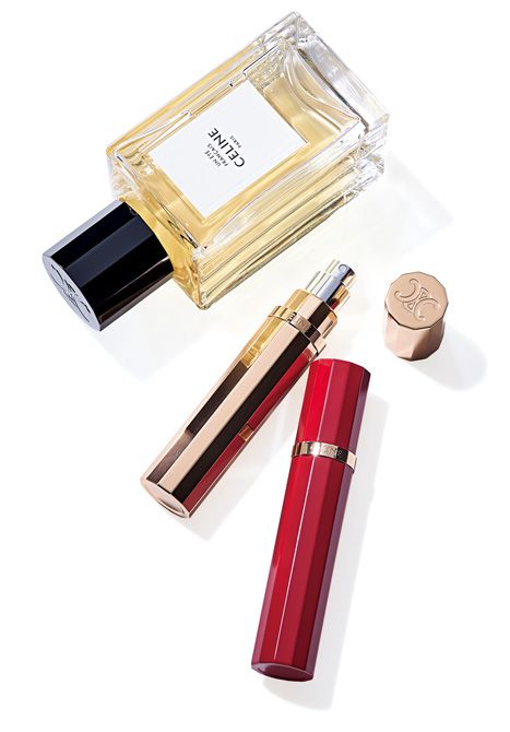 セリーヌの「オート パフューマリーコレクション」から新作が登場。ゴースフラワーの柔らかさにバニラが優しく残る、休暇の思い出へと誘う夏らしい香り。アン・エテ・フランセ 200ミリリットル 6万500円（予定価格）全6色揃うトラベルスプレー＆リフィル オードパルファム 15ミリリットル×2 各3万6740円／ともにセリーヌ ジャパン