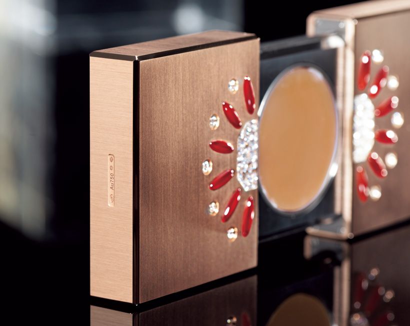 ローズゴールドのケースにカーネリアンとダイヤモンドで煌めく花をデザイン。