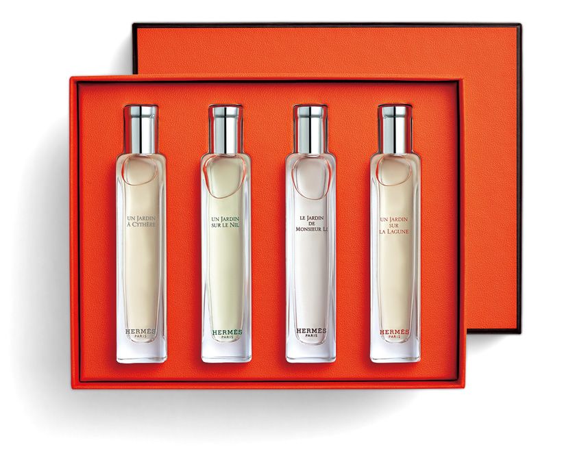 エルメスすべての香りから好みの4本がセレクト可能。一つ一つポーチに入ったスプレーはオレンジボックスにセットされています。ノマド4本セット 15ミリリットル×4 1万8480円／エルメスジャポン