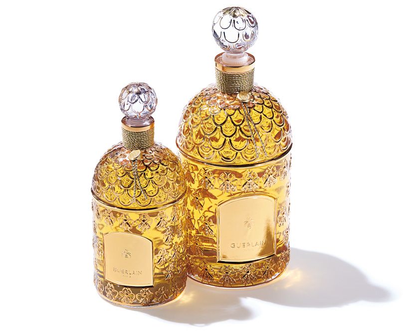 ヴァンドーム広場の柱の花綱模様と、ナポレオン皇室の紋章の蜂が職人の手作業で施された特別なアートのような一本。色やサイズ、留め具を選び、メッセージを刻印したマイボトルに好みの香りを閉じ込めて。ビーボトル（店舗限定品）125ミリリットル〜 6万1930円～／ゲラン