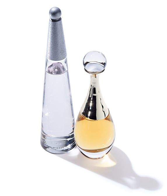 右・伝説のフローラルブーケの花を磨き上げ、モダンさと温かみをプラス。ジャドール ロー 50ミリリットル 2万4750円／パルファン・クリスチャン・ディオール　左・“水の名香”から誕生。神秘に満ちる海底を表現した鮮烈なアクアティック フローラル。ロードゥ イッセイオードパルファム インテンス 100ミリリットル 2万4200円（2025年6月発売予定）／ISSEY MIYAKE PARFUMS